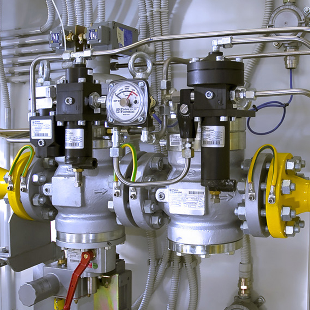 High - medium pressure gas regulators